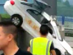 油門當(dāng)剎車，駕考女學(xué)員飛越考場！