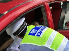 國慶假，男子高速被堵10小時車內(nèi)暈倒